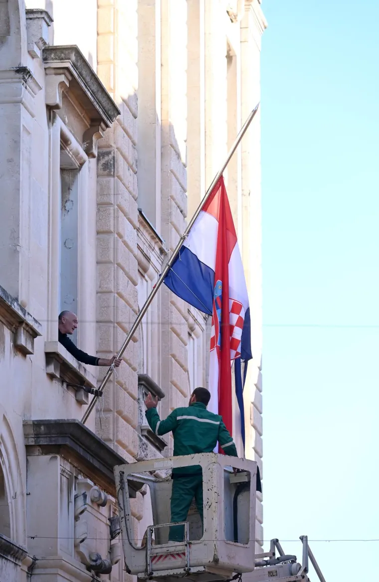 Hrvatska odaje počast Ćiri Blaževiću: Dijem zemlje zastave su spuštene na pola koplja