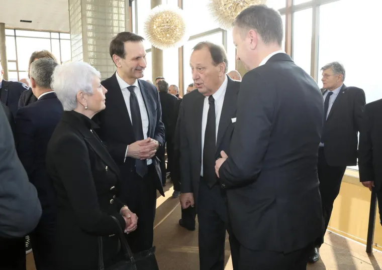 Nema tko nije do&scaron;ao u Lisinski: Milanović, Kosor, Đapić, biv&scaron;i ministar Marić i njegov nekada&scaron;nji 'gazda'....