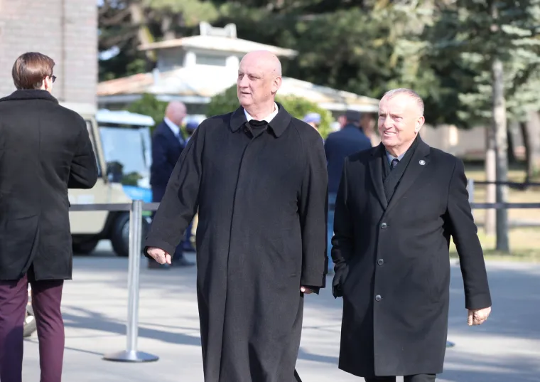 Na posljednji ispraćaj Ćire čeka se u redu, odaju mu počast svi - od poznatih lica do najvećih obožavatelja