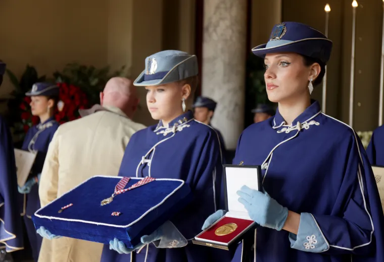 Na posljednji ispraćaj Ćire čeka se u redu, odaju mu počast svi - od poznatih lica do najvećih obožavatelja