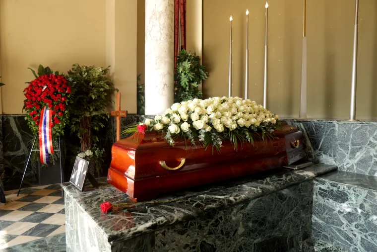 Na posljednji ispraćaj Ćire čeka se u redu, odaju mu počast svi - od poznatih lica do najvećih obožavatelja