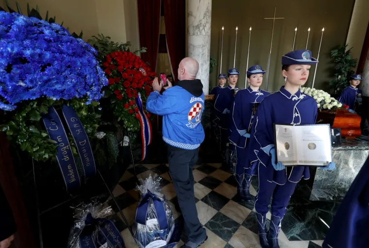 Na posljednji ispraćaj Ćire čeka se u redu, odaju mu počast svi - od poznatih lica do najvećih obožavatelja