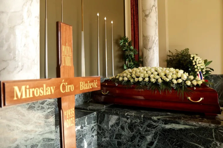 Na posljednji ispraćaj Ćire čeka se u redu, odaju mu počast svi - od poznatih lica do najvećih obožavatelja