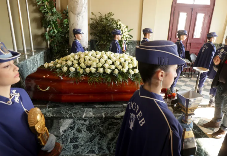 Na posljednji ispraćaj Ćire čeka se u redu, odaju mu počast svi - od poznatih lica do najvećih obožavatelja