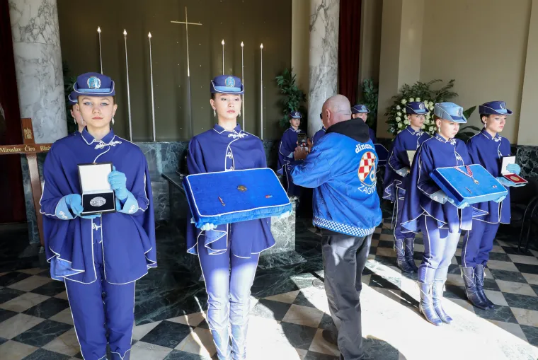 Na posljednji ispraćaj Ćire čeka se u redu, odaju mu počast svi - od poznatih lica do najvećih obožavatelja