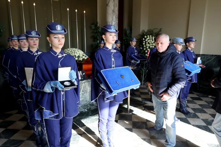 Na posljednji ispraćaj Ćire čeka se u redu, odaju mu počast svi - od poznatih lica do najvećih obožavatelja