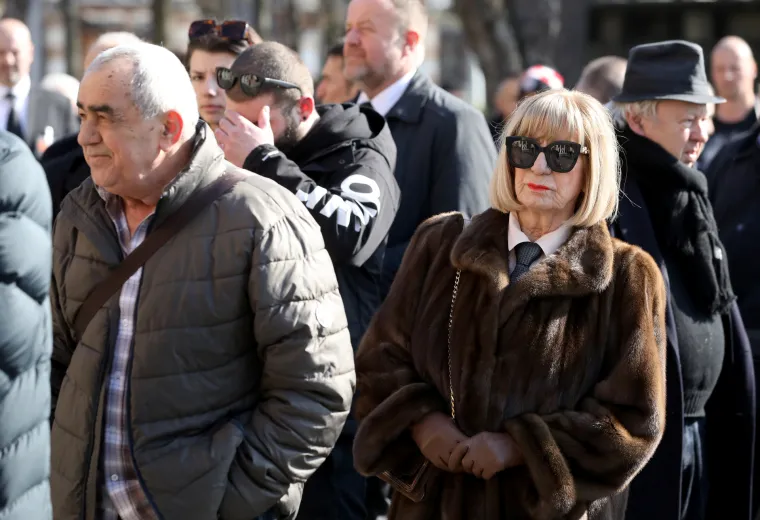 Na posljednji ispraćaj Ćire čeka se u redu, odaju mu počast svi - od poznatih lica do najvećih obožavatelja