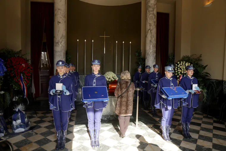 Na posljednji ispraćaj Ćire čeka se u redu, odaju mu počast svi - od poznatih lica do najvećih obožavatelja