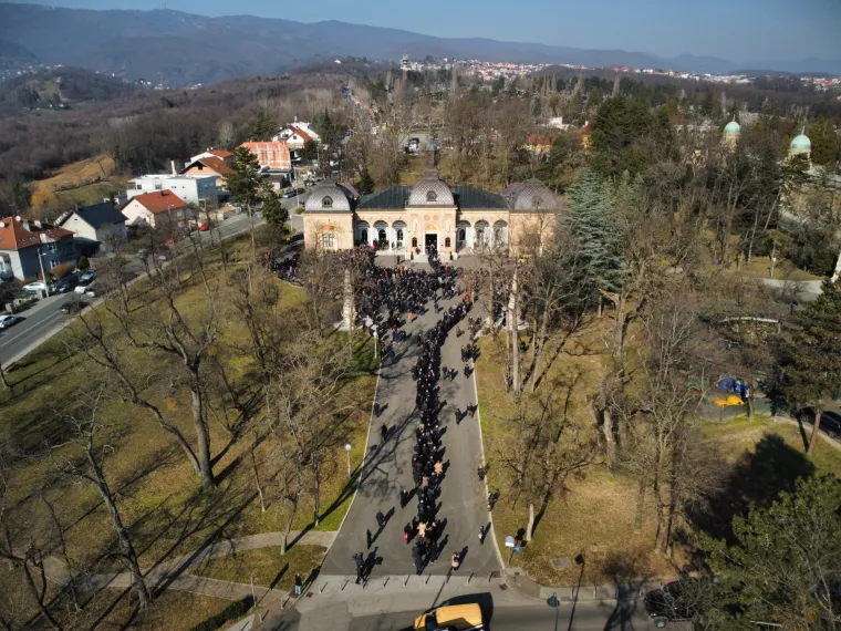 Na posljednji ispraćaj Ćire čeka se u redu, odaju mu počast svi - od poznatih lica do najvećih obožavatelja