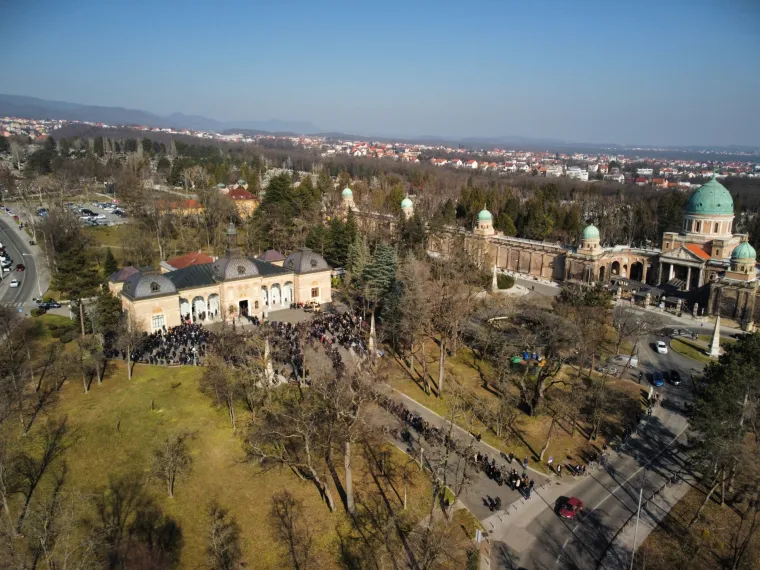 Na posljednji ispraćaj Ćire čeka se u redu, odaju mu počast svi - od poznatih lica do najvećih obožavatelja