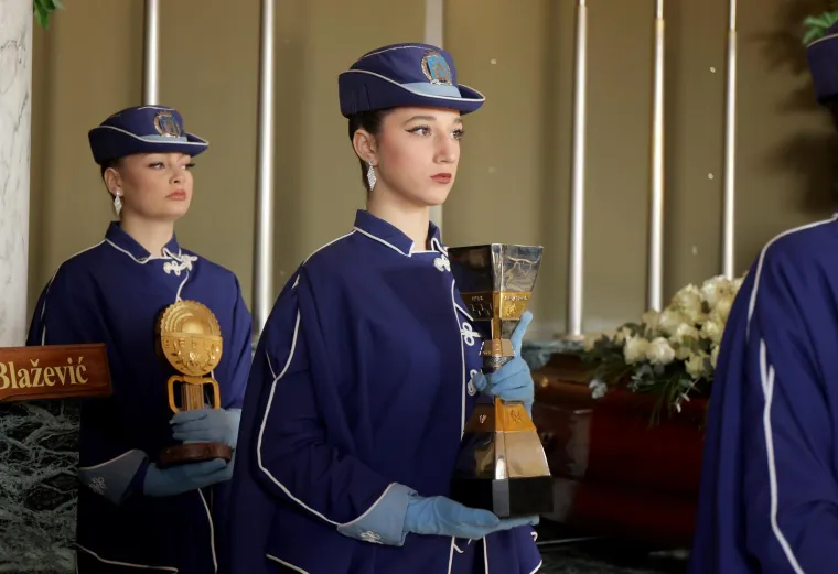 Trofej pobjednika Hrvatskog kupa i trofej pobjednika prvenstva Hrvatske u rukama zagrebačkih mažoretkinja