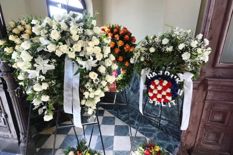 Uz odar trofeji i medalje: Izabrani Ćirini 'sinovi' u počasnoj straži očiju punih suza čuvaju lijes