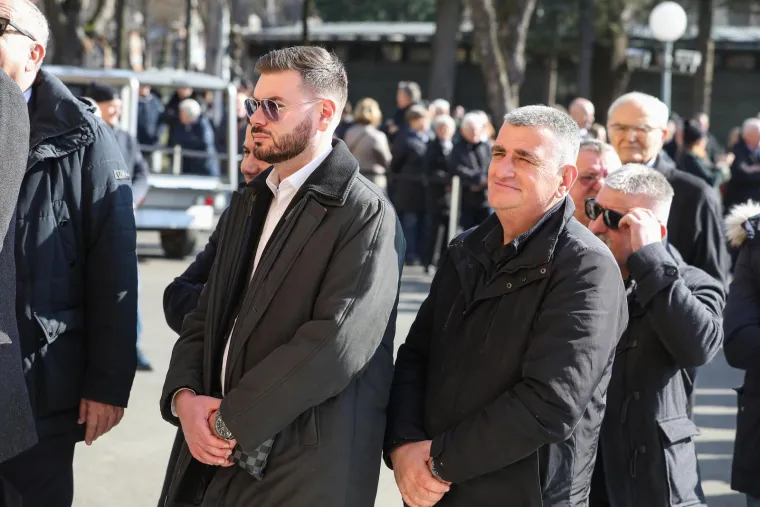 Uz odar trofeji i medalje: Izabrani Ćirini 'sinovi' u počasnoj straži očiju punih suza čuvaju lijes
