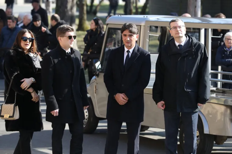 Uz odar trofeji i medalje: Izabrani Ćirini 'sinovi' u počasnoj straži očiju punih suza čuvaju lijes