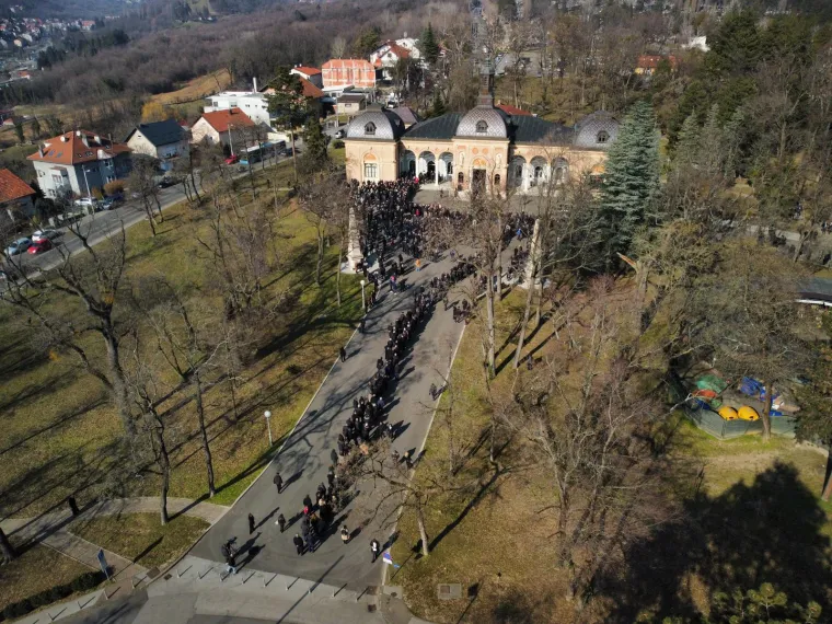 Fotografije iz zraka zagrebačkog groblja prilikom posljednjeg ispraćaja Miroslava Ćire Blaževića