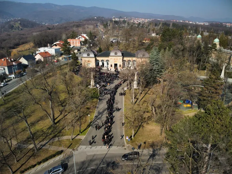 Fotografije iz zraka zagrebačkog groblja prilikom posljednjeg ispraćaja Miroslava Ćire Blaževića