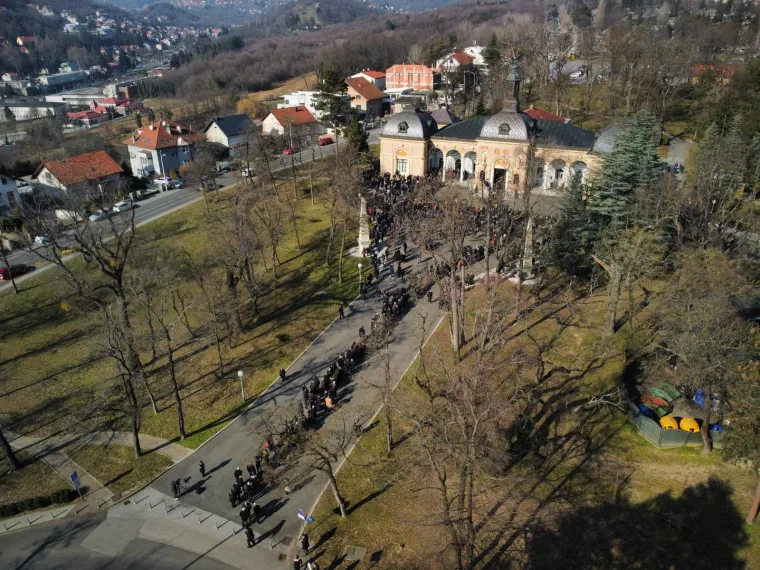 Fotografije iz zraka zagrebačkog groblja prilikom posljednjeg ispraćaja Miroslava Ćire Blaževića