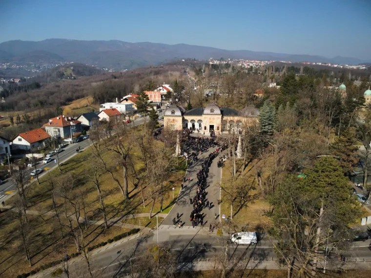Fotografije iz zraka zagrebačkog groblja prilikom posljednjeg ispraćaja Miroslava Ćire Blaževića