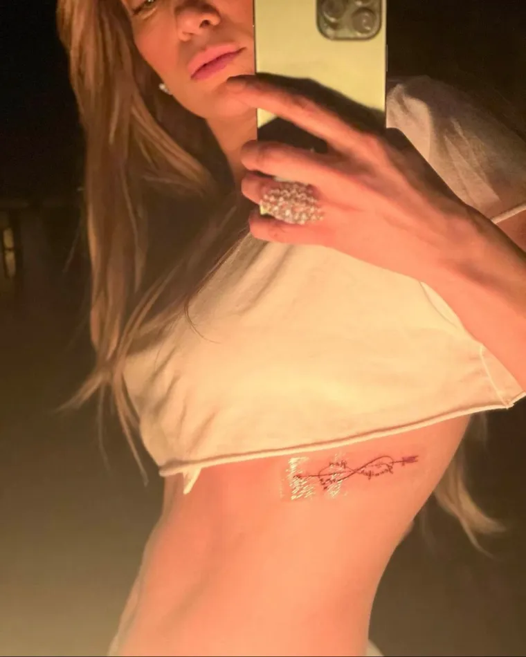 Jennifer Lopez i Ben Affleck otkrili kako su proslavili Valentinovo i pokazali nove zajedničke tetovaže, a diva je pokazala i legendarne obline