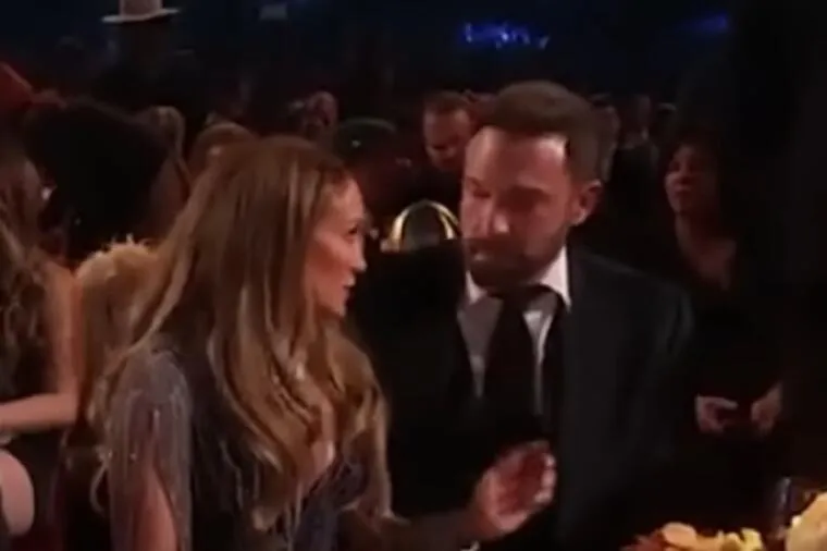 Jennifer Lopez i Ben Affleck otkrili kako su proslavili Valentinovo i pokazali nove zajedničke tetovaže, a diva je pokazala i legendarne obline