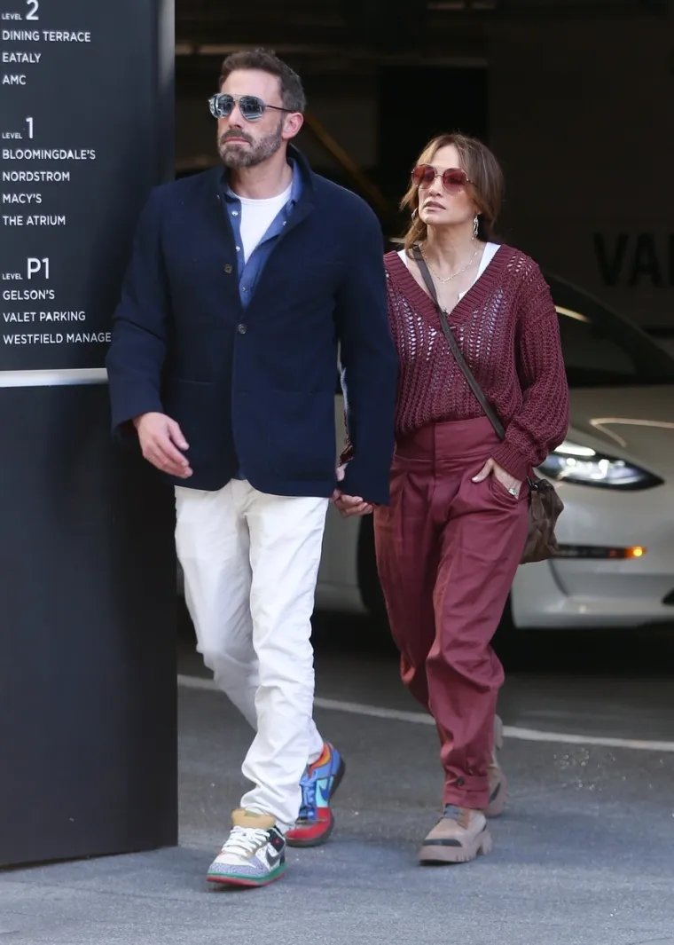 Jennifer Lopez i Ben Affleck otkrili kako su proslavili Valentinovo i pokazali nove zajedničke tetovaže, a diva je pokazala i legendarne obline