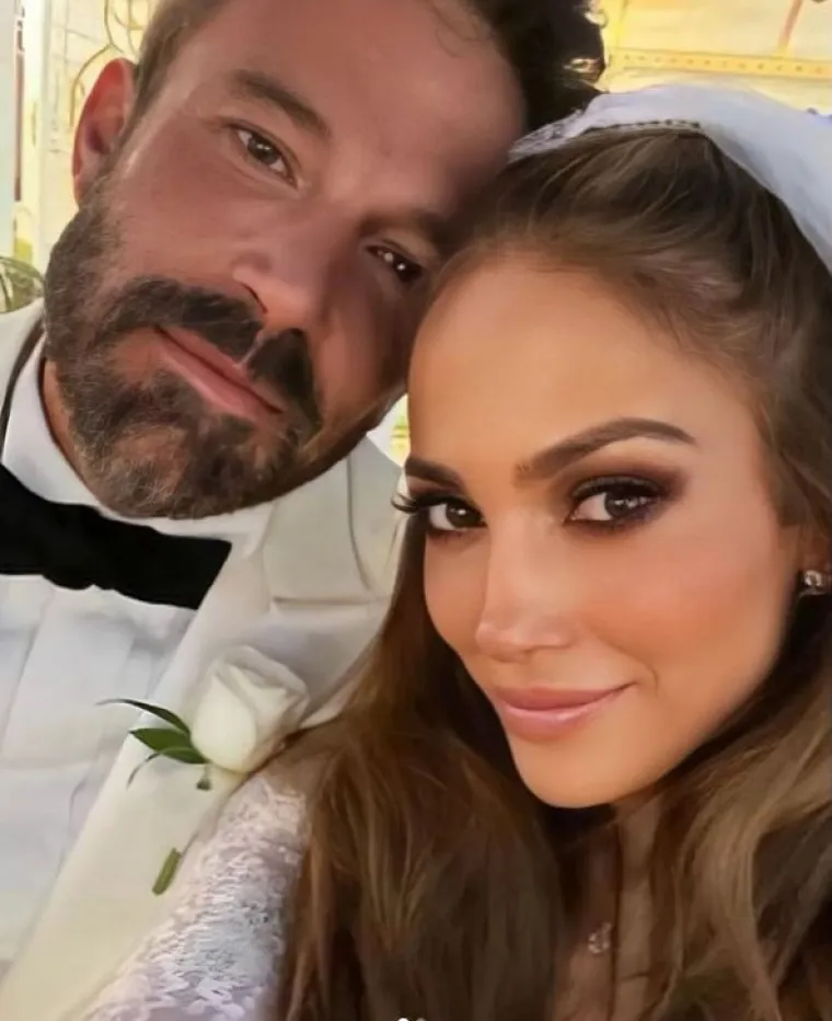 Jennifer Lopez i Ben Affleck otkrili kako su proslavili Valentinovo i pokazali nove zajedničke tetovaže, a diva je pokazala i legendarne obline
