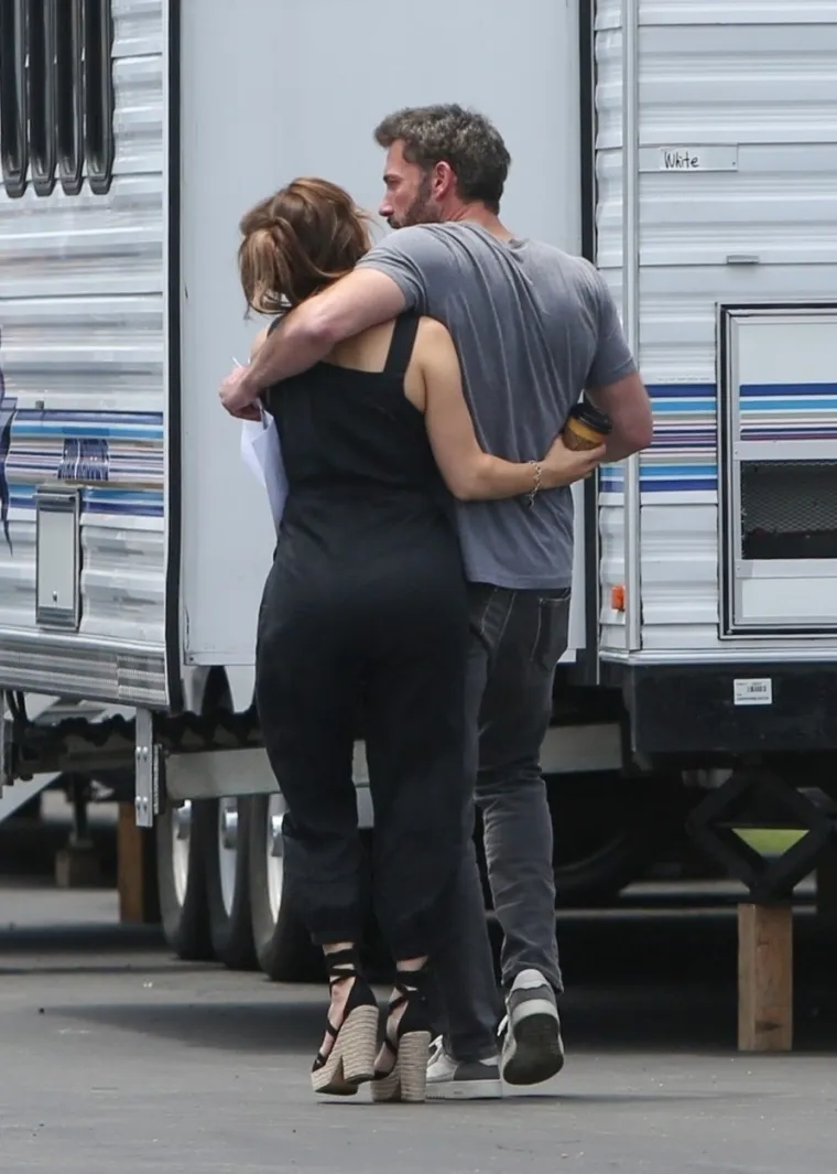 Jennifer Lopez i Ben Affleck otkrili kako su proslavili Valentinovo i pokazali nove zajedničke tetovaže, a diva je pokazala i legendarne obline