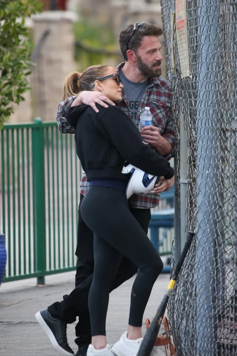 Jennifer Lopez i Ben Affleck otkrili kako su proslavili Valentinovo i pokazali nove zajedničke tetovaže, a diva je pokazala i legendarne obline