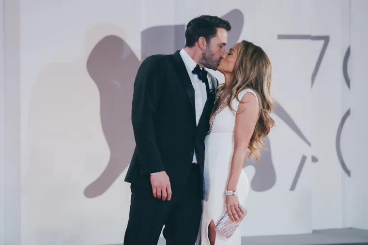 Jennifer Lopez i Ben Affleck otkrili kako su proslavili Valentinovo i pokazali nove zajedničke tetovaže, a diva je pokazala i legendarne obline