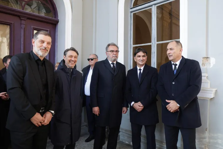Stotine došle pozdraviti Ćiru na posljednjem ispraćaju. Skupili se i hrvatski izbornici