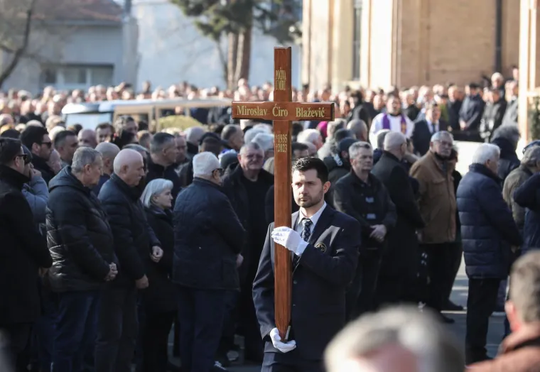Stotine došle pozdraviti Ćiru na posljednjem ispraćaju. Skupili se i hrvatski izbornici