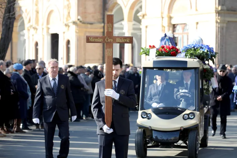 Stotine došle pozdraviti Ćiru na posljednjem ispraćaju. Skupili se i hrvatski izbornici