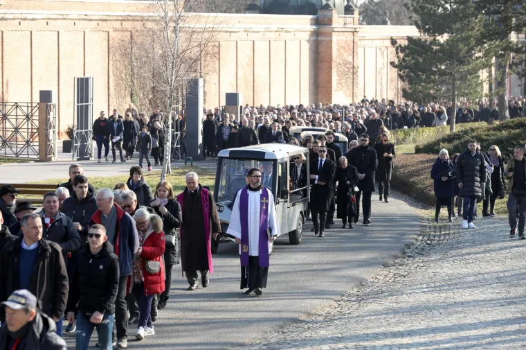 Stotine došle pozdraviti Ćiru na posljednjem ispraćaju. Skupili se i hrvatski izbornici