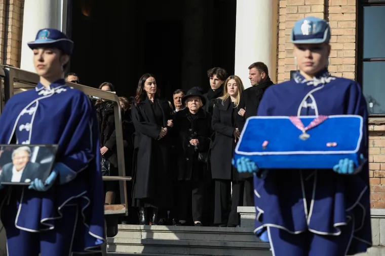 Slika koja će dirnuti sve dinamovce: Navijač u Ćirin grob položio Dinamovu zastavu