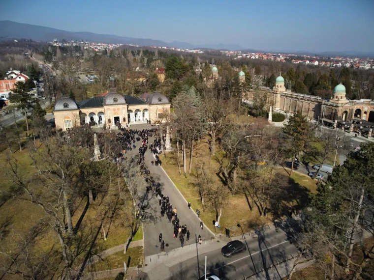 Slika koja će dirnuti sve dinamovce: Navijač u Ćirin grob položio Dinamovu zastavu