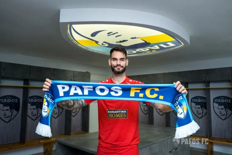 Ivica Ivu&scaron;ić (Osijek -> Pafos) - I dan danas je malo onih koji mogu razumijeti ovaj transfer. Reprezentativni vratar i povremena jedinica na vratima Osijeka ove zime oti&scaron;la je na Cipar. Vrijednost po Transfermarktu mu je visokih 5 milijuna eura, no oti&scaron;ao je za samo 2 milijuna eura