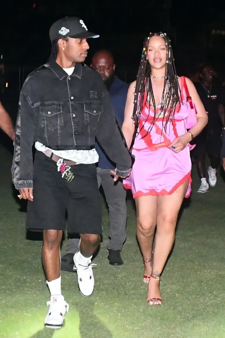 Naime, prošli vikend Rihanna je obznanila da je trudna s drugim djetetom. Na fotografijama za Vogue trudnički trbuščić se ne vidi, ali na njenom posljednjem javnom pojavljivanju tijekom nastupa na Super Bowlu itekako se isticao kada je u crvenoj odjevnoj kombinaciji ponosno otkrila da nosi drugo dijete. 