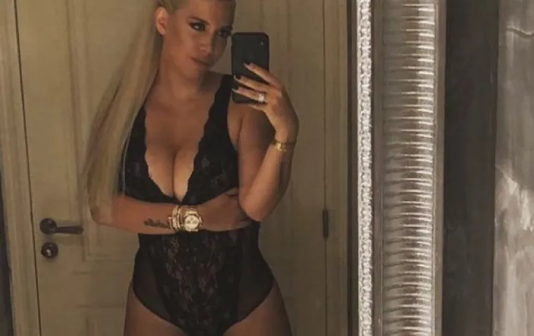 Fatalna Wanda prvo se spustila na koljena pa se prebacila na krevet i snimila kućni video