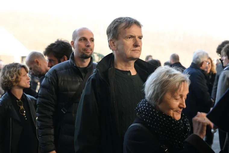 Glumci se oprostili od Jasmina Telalovića: Goran Bogdan shrvan, a Zrinka Cvitešić tugu je htjela sakriti šeširom