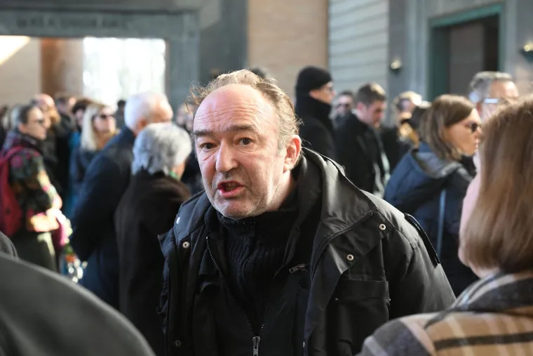 Glumci se oprostili od Jasmina Telalovića: Goran Bogdan shrvan, a Zrinka Cvitešić tugu je htjela sakriti šeširom