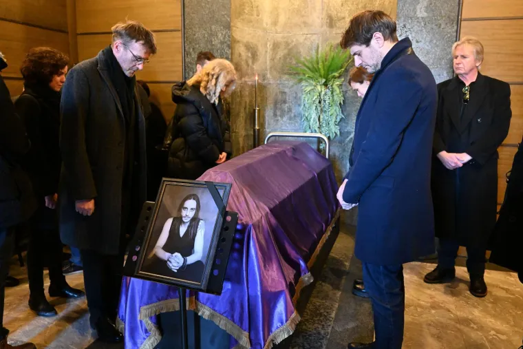 Glumci se oprostili od Jasmina Telalovića: Goran Bogdan shrvan, a Zrinka Cvitešić tugu je htjela sakriti šeširom