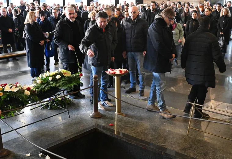 Glumci se oprostili od Jasmina Telalovića: Goran Bogdan shrvan, a Zrinka Cvitešić tugu je htjela sakriti šeširom