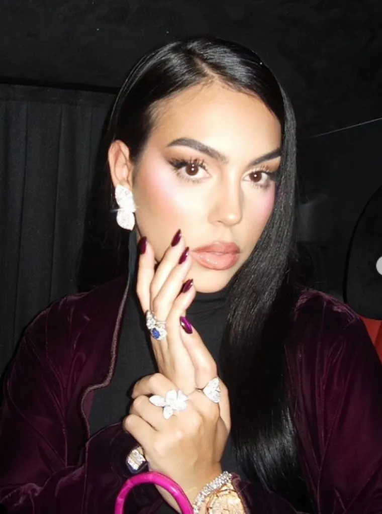 U javnosti bi žena trebala nositi abaju, dugu tuniku tamne boje.