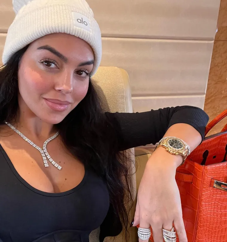 Kako pi&scaron;u mediji, Al Nassr nogometa&scaron;u će plaćati&nbsp;200 milijuna eura godi&scaron;nje, &scaron;to ga čini trenutačno&nbsp;najplaćenijim sporta&scaron;em svijeta. Nakon puta u Rijad, Saudijci su za Ronalda pripremili&nbsp;predstavljanje na stadionu Mrsool Park.