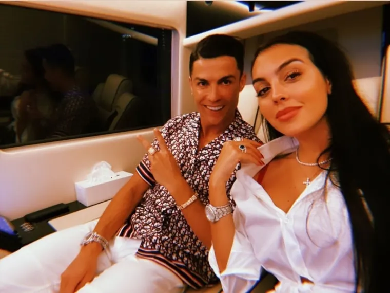 Međutim, kada je prvi put zatrudnjela s Ronaldom, takvi su problemi postali pro&scaron;lost. Nije željela biti potpuno zavisna od Ronaldova bogatstva pa je prije nego &scaron;to je on oti&scaron;ao u Juventus, upisala tečaj financijskog računovodstva u Madridu. 
