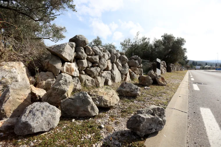 Izvalili se suhozidi, na nekim zgradama pala je žbuka, a negdje i dimnjak. Ovo su &scaron;tete od potresa na Krku