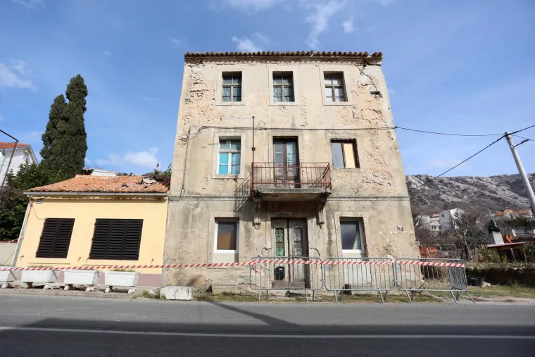 Izvalili se suhozidi, na nekim zgradama pala je žbuka, a negdje i dimnjak. Ovo su &scaron;tete od potresa na Krku