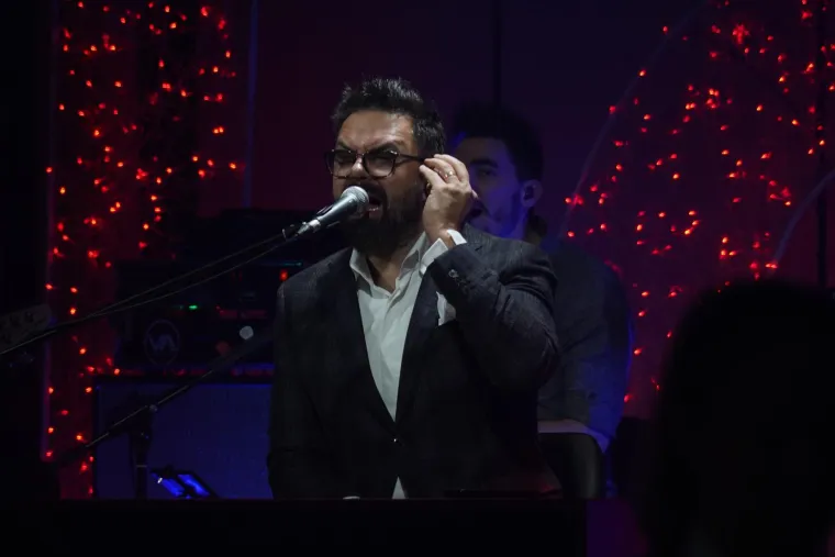 “Postoji jedna ljubav koja nas vezuje, a to je muzika. Ona je magistra kompozicije, ozbiljno školovana. Doduše, otvorena je i za pop i bilo kakvu vrstu muzike, pa o tome volimo diskutirati”, kazao je tqada Grašo.