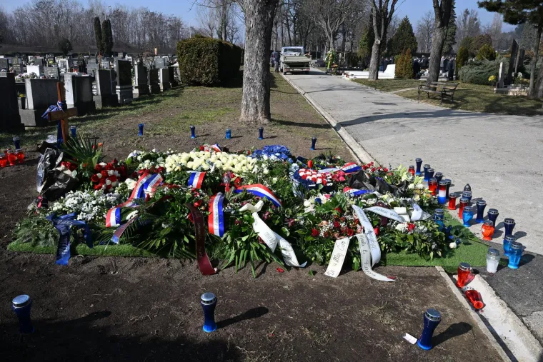 Ovdje je pokopan Ćiro Blažević: Sve je puno cvijeća, fotografija i emotivnih poruka