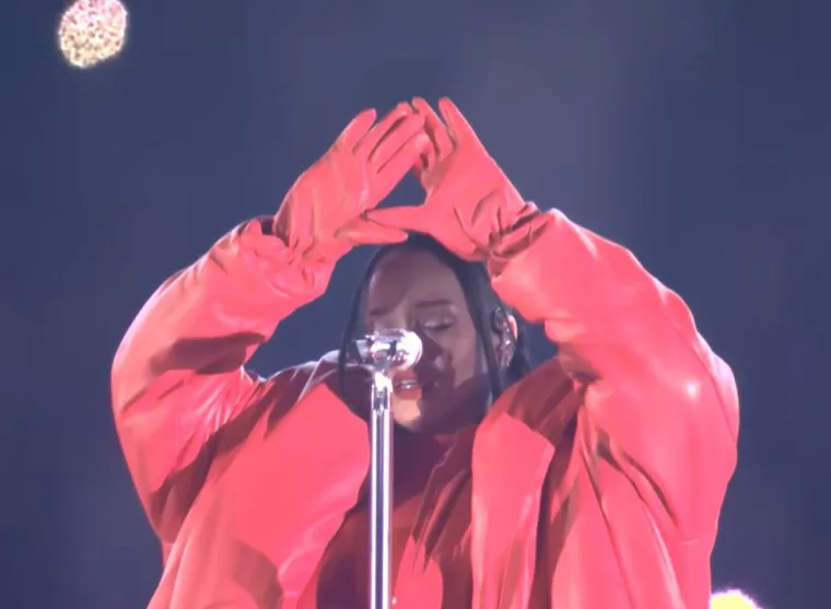 Fanovi objašnjavaju simbol:  Rihanna je podigla ruke iznad glave, praveći dijamant svojim prstima. Video na TikToku zabilježio je trenutak. Korisnici su  nagađali da je ta gesta simbol Iluminata, ali komentirali su i drugi koji smatraju da se radi o drugom simbolu: &quot;Vidiš što želiš vidjeti. Izgledalo mi je kao znak ruke za Delta Sigma Theta sestrinstvo, a bila je odjevena u njihovu prepoznatljivu crvenu boju. Nisam Delta, ali sam to shvatila kao naklon popularnom crnačkom sestrinstvu tijekom crnog mjeseca 2023. 